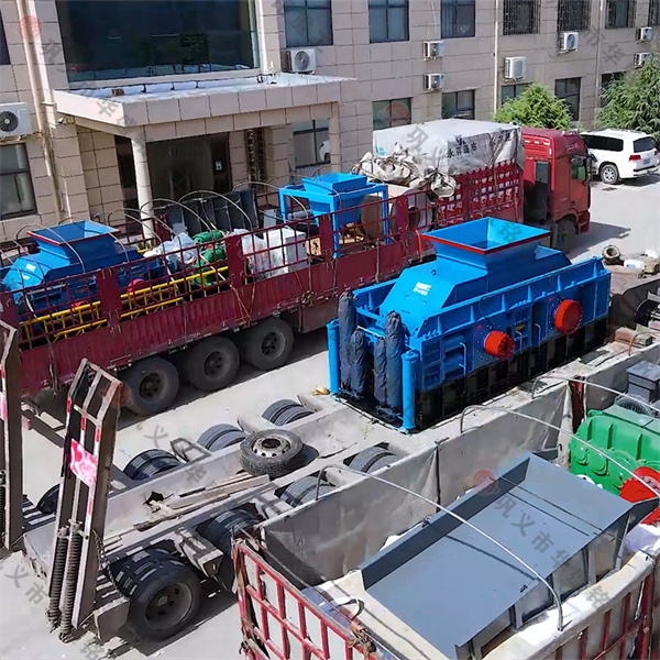 時產(chǎn)六十多噸左右的液壓對輥制砂機(jī)多少錢？