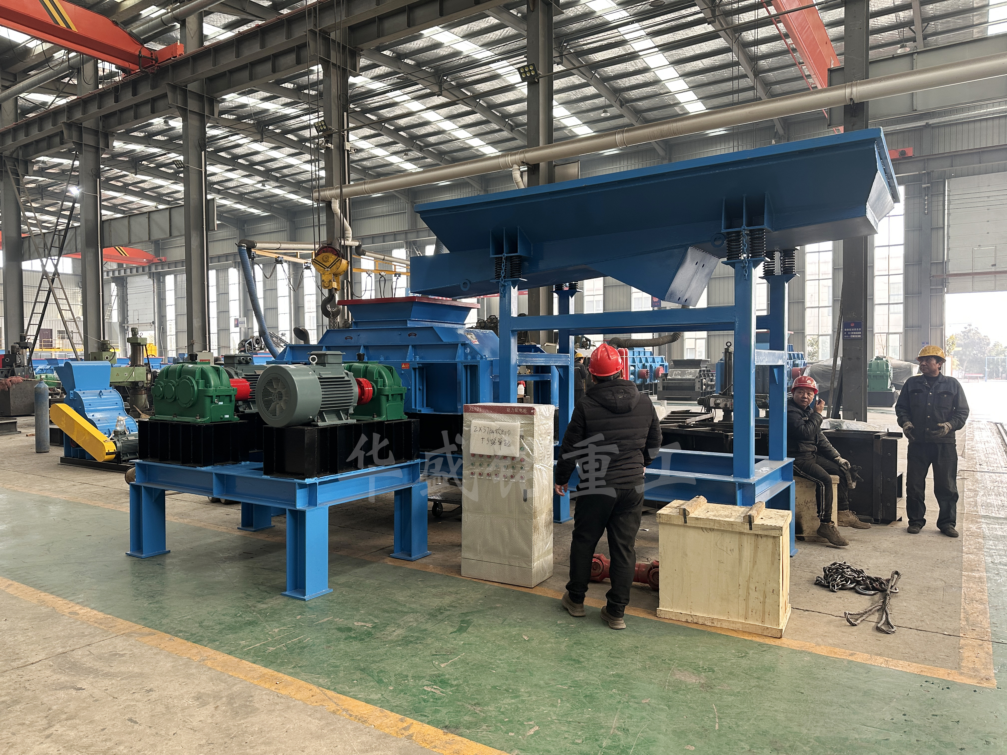 石英石破碎設(shè)備眾多，為何狼牙齒輥破碎機(jī)脫穎而出？